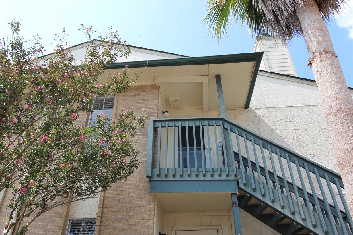 Primary Photo - 250 El Dorado Blvd