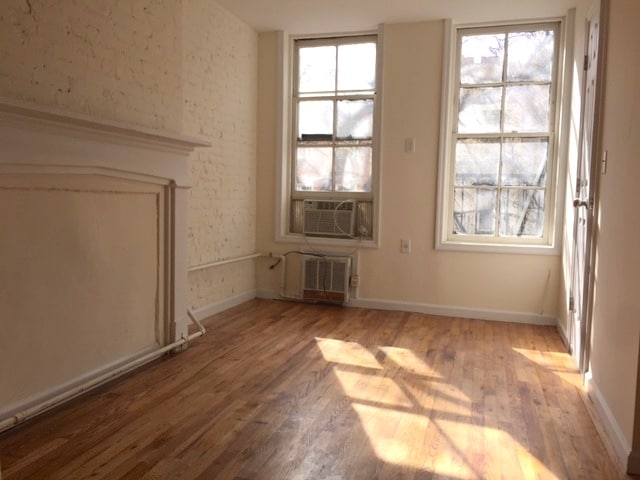 Building Photo - 225 E 5TH St