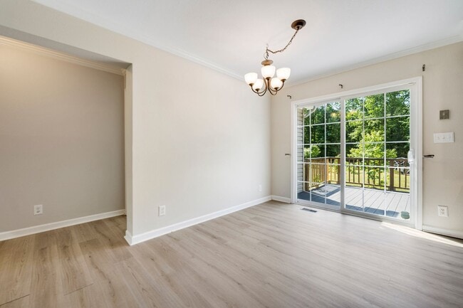 Building Photo - Charming 3-bedroom home with HUGE fenced-i...
