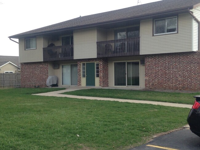 Building Photo - 421 Meadowridge Cir
