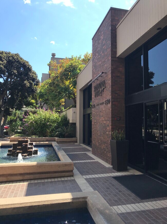 Entrada elegante y de bajo impacto con estilo de jardín. - 850 State St
