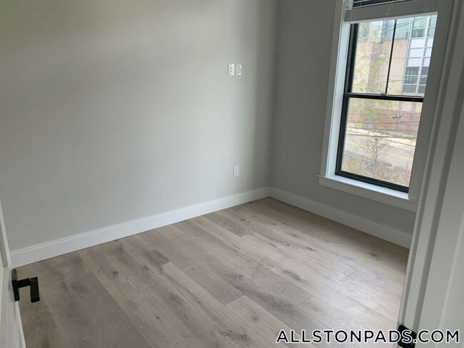 Building Photo - 157 Everett St