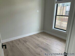 Building Photo - 157 Everett St