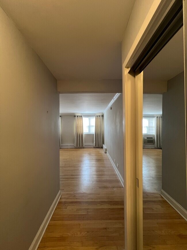 Foto del edificio - 2400 W Balmoral Ave