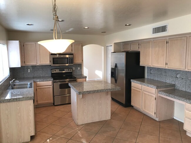 Building Photo - Gilbert 5 Bed, 3 Bath Home with Pool - LAN...