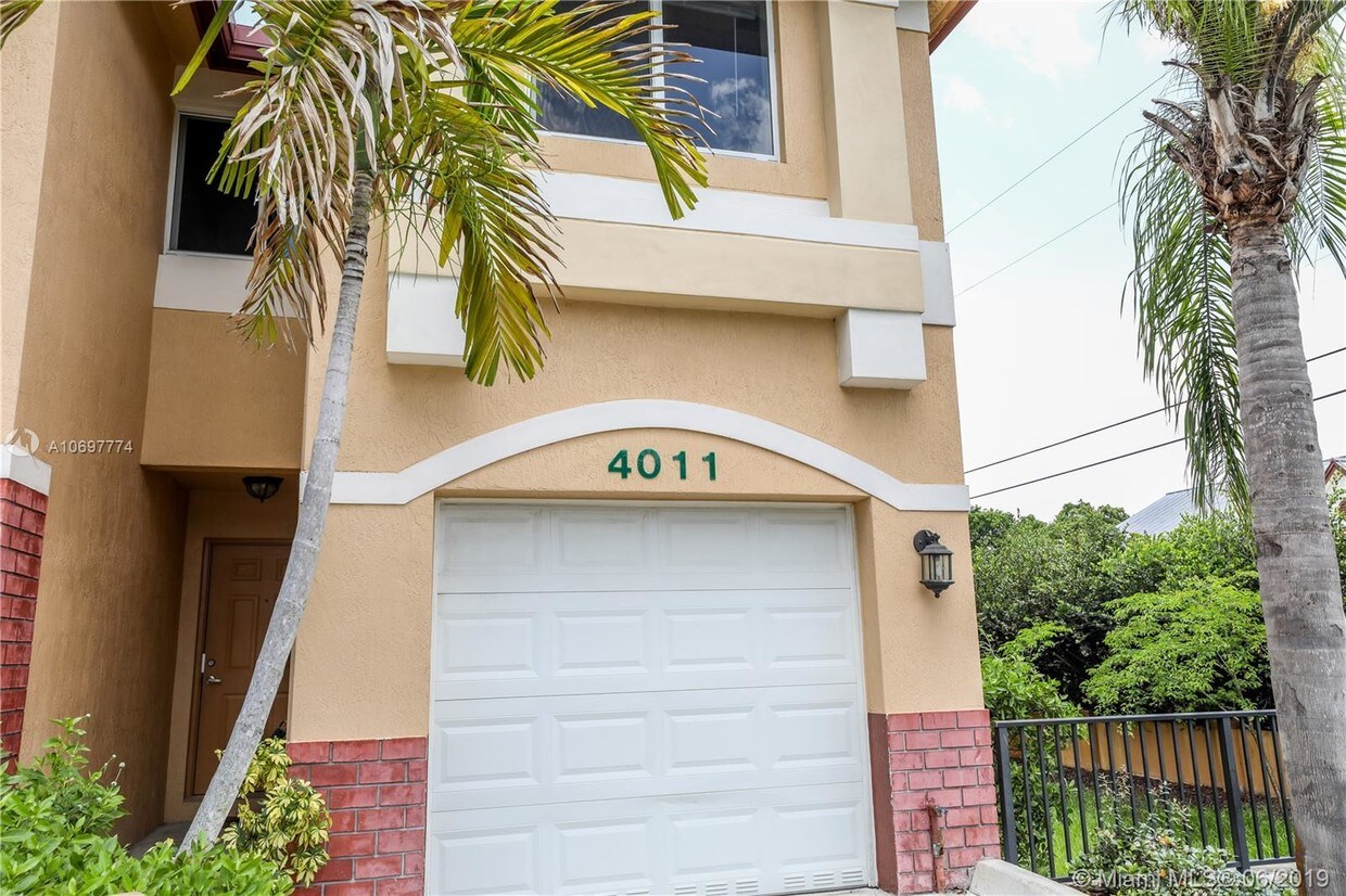 Foto principal - 4011 Oak Landing Dr