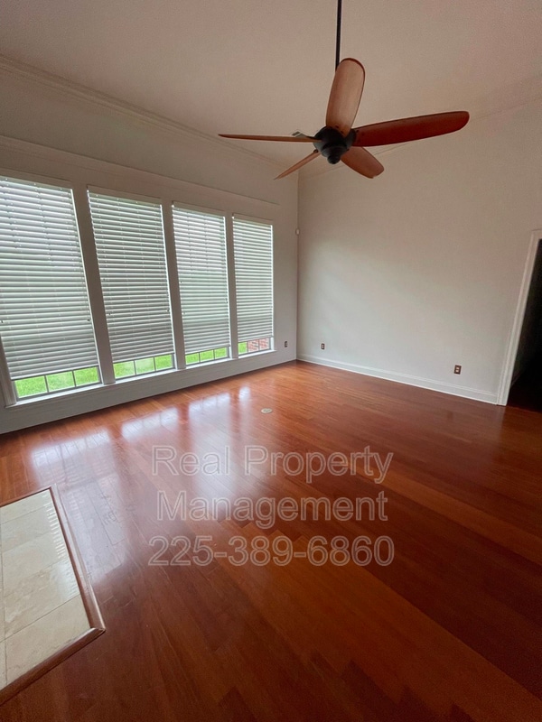 Building Photo - 917 Fairwinds Ave