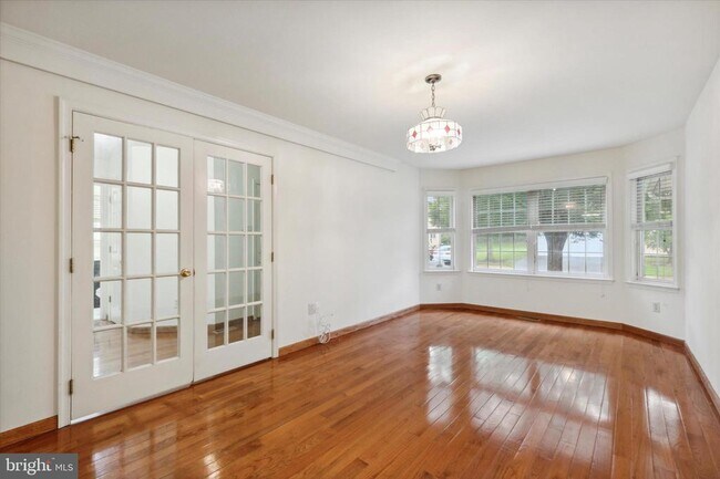 Building Photo - 806 Poplar Ct