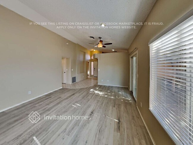 Building Photo - 1055 W Sunward Dr