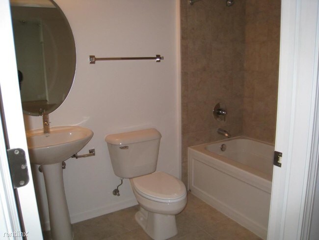 Building Photo - 1134 W Granville Ave