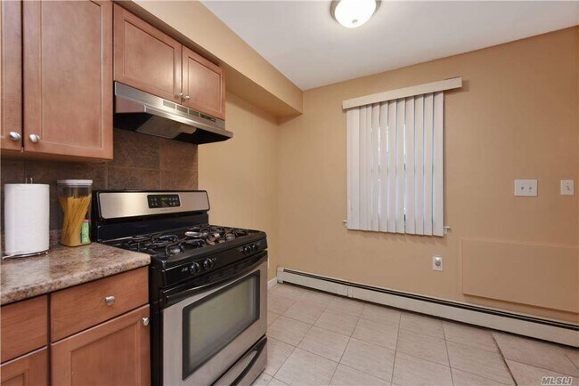Building Photo - 120-30 Cove Ct