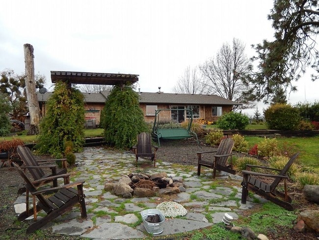 Building Photo - Lovely Rural Setting