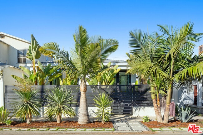 Building Photo - 2340 Beach Ave