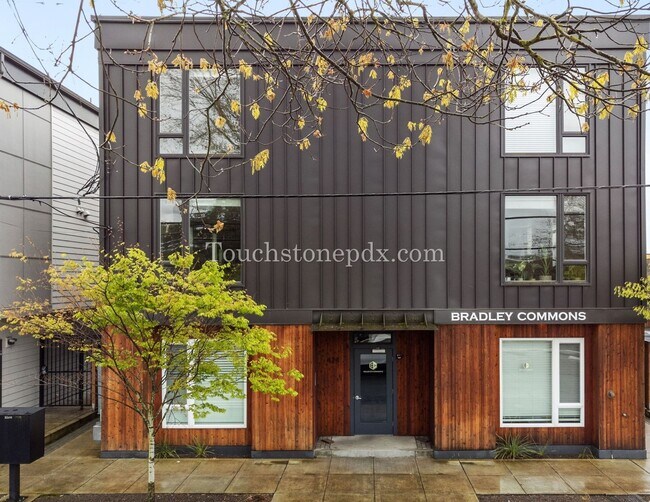 Foto del edificio - $500 OFF OF RENT! - Contemporary 2 Bedroom, 1.5 Bathroom Apartment, Northeast Portland