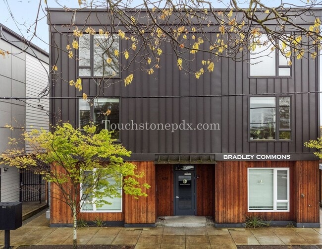 Building Photo - $500 OFF OF RENT! - Contemporary 2 Bedroom, 1.5 Bathroom Apartment, Northeast Portland