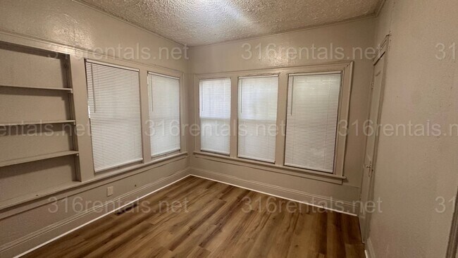 Building Photo - $995 - 3 bed 1 bath - Single Family Home