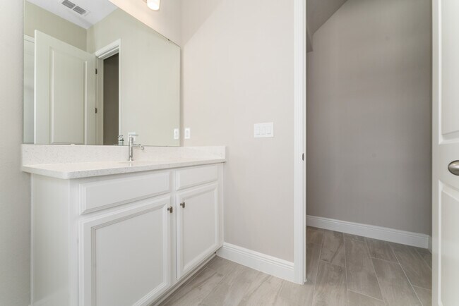 Foto del edificio - 13254 McMillan Dr