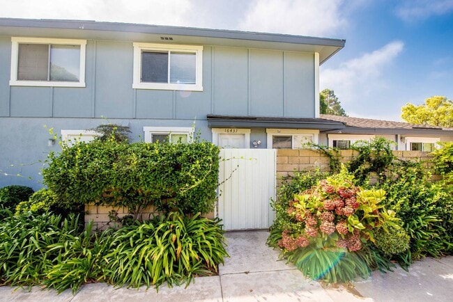 Building Photo - Huntington Beach Townhouse