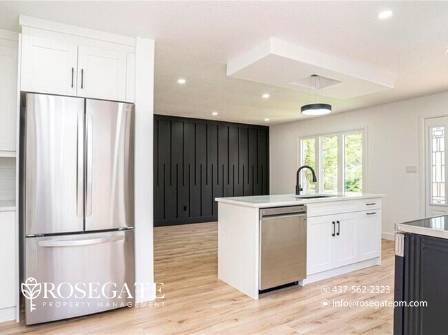 Photo du bâtiment - Spacious 3-Bedroom Main-Level Apartment with Front Porch & Parking in London