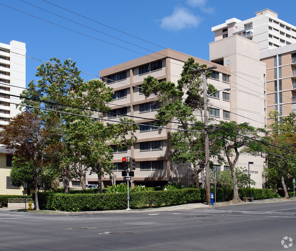 Building - Makiki Station