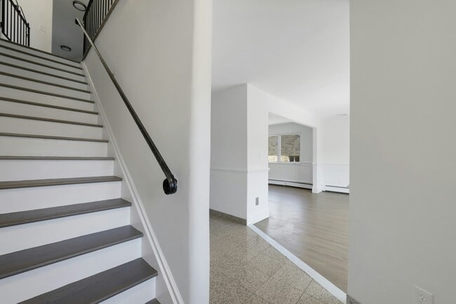 Building Photo - 2413 Hammett Ave