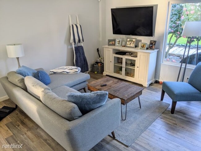Building Photo - 3 br, 2 bath Townhome - 104 Villa Dr