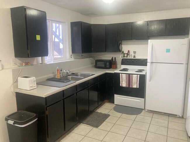 Building Photo - 460 Roosevelt Cir