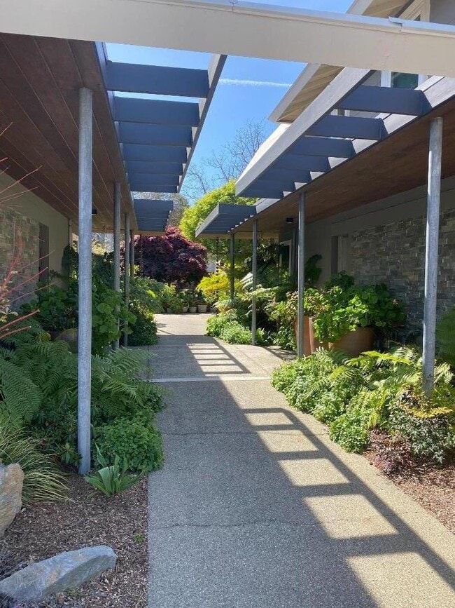 Building Photo - 111 Elm St