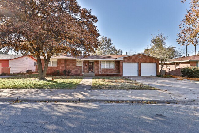 Foto del edificio - Centrally Located 4/3/2 with tons of space...