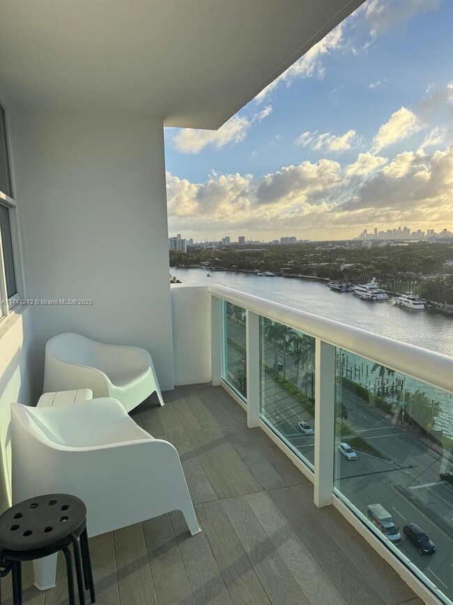 Foto del edificio - 5001 Collins Ave