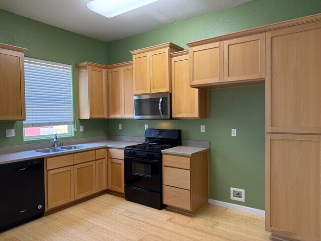 Foto del edificio - Adorable 4/3 Tri-Level Home - Rancho!  Ple...