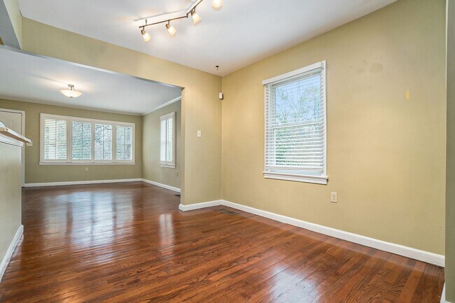Building Photo - 3 bdrm, 2 bath in Dearborn Park