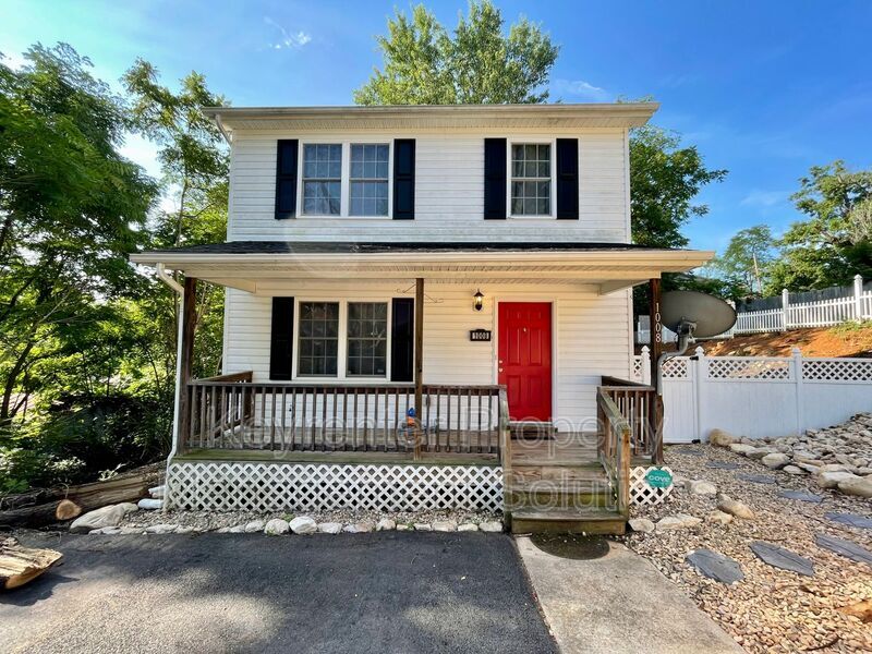 1008 Jackson St, Staunton, VA 24401 House Rental in Staunton, VA