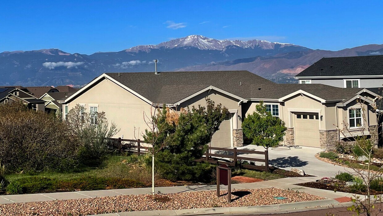 Primary Photo - D20 Beautiful Rancher with Mountain Views ...