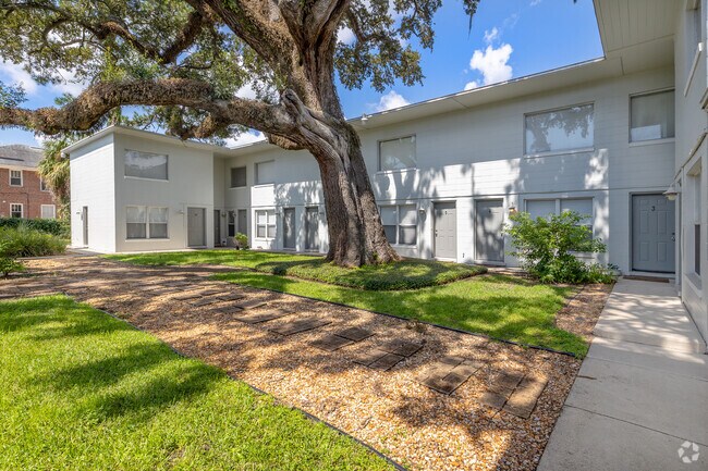 El patio - Courtyard Apartments