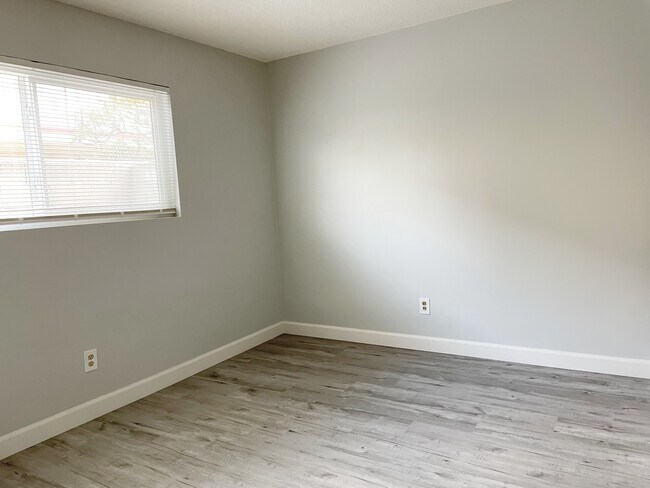 Foto del edificio - 15828 S Denker Ave