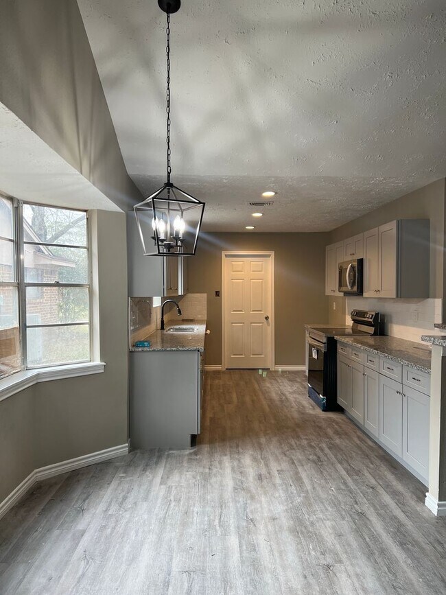 Building Photo - 3/2/2 Newly Remodeled One Story Home in th...