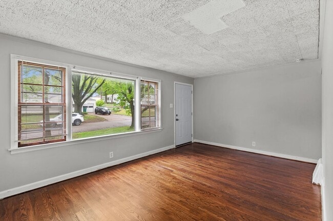 Building Photo - Adorable 3 bed 1 bath in Bellefontaine Nei...