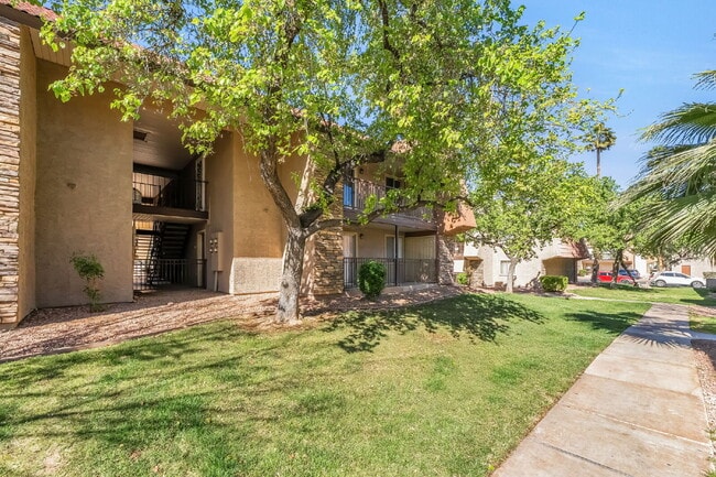 Foto del edificio - Guard Gated Community - 2 bedroom and 1 bathroom, Upstairs Unit Private Balcony Over looking Park...