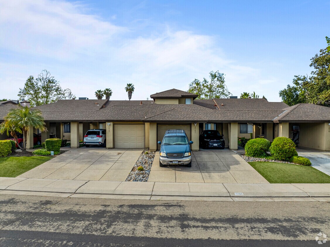 Primaria - Lake Pointe Condominiums