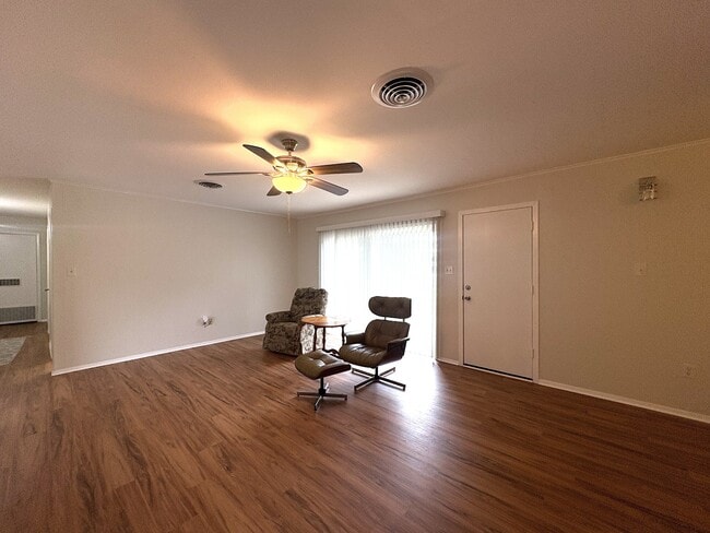 Foto del edificio - 1307 Leacrest Dr