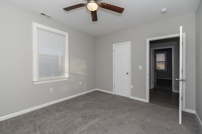 Building Photo - Beautiful 4 Bedroom 2 Bathroom Home in Kansas City!