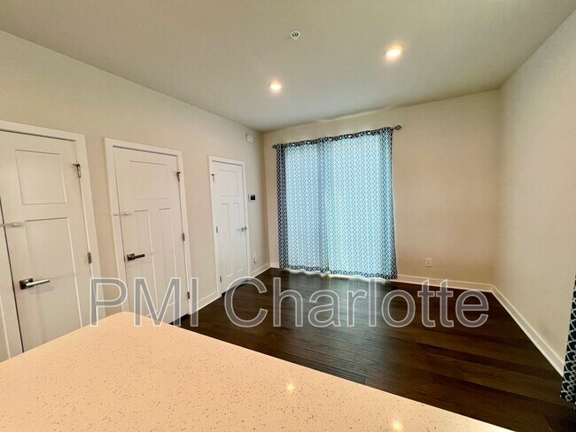 Foto del edificio - 240 Parkwood Ave