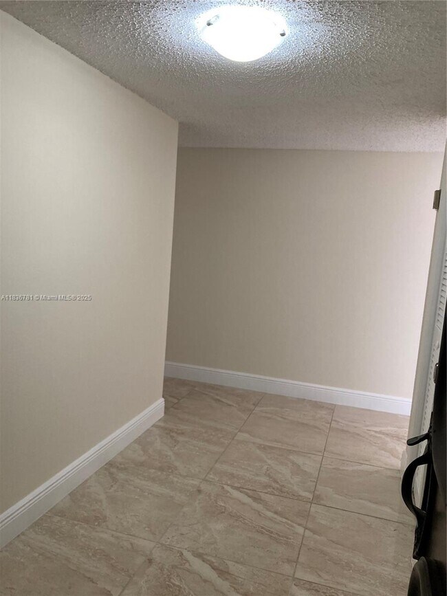 Foto del edificio - 13951 Kendale Lakes Cir