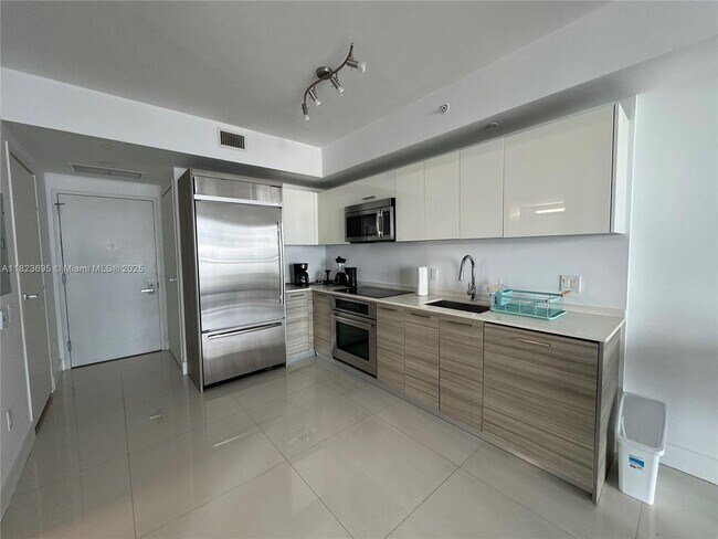 Building Photo - 1300 Brickell Bay Dr