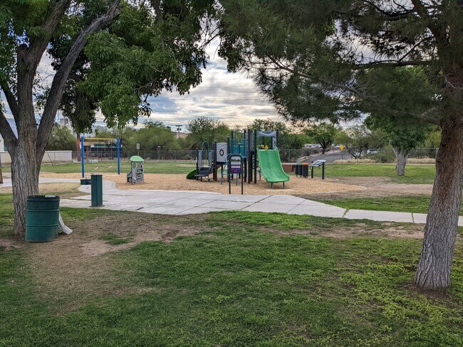Swan Way Park - A tres casas de distancia - 4747 E 1st St