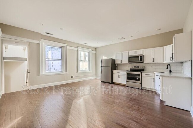 Building Photo - 324 N Charles St