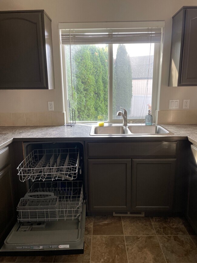 Building Photo - 908 S Salish Ct