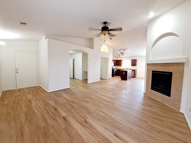 Building Photo - 3 bed 2 bath home in Huning Ranch. Great Y...