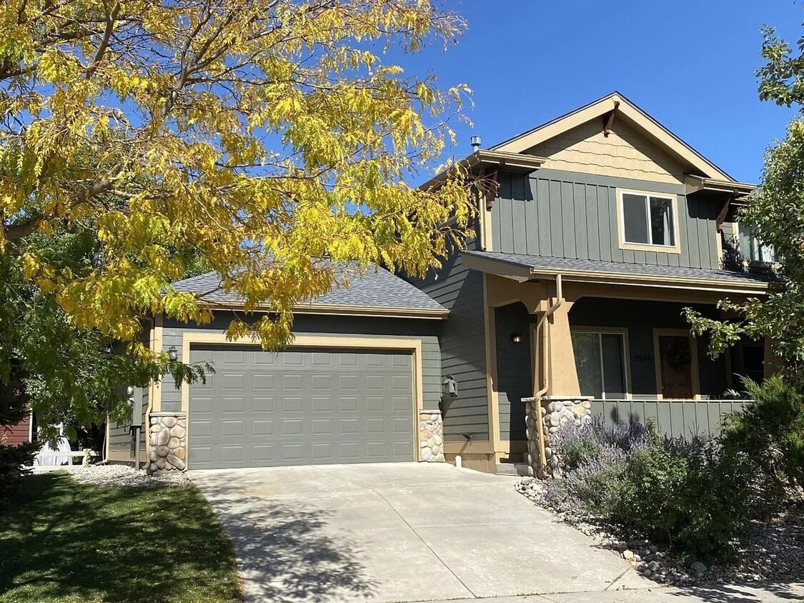 Foto principal - Spacious 4-Bedroom Home in Prime Rigden Fa...